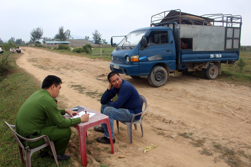 Quảng[-]Ninh:[-]Bắt[-]giữ[-]2[-]đối[-]tượng[-]xả[-]chất[-]thải[-]lỏng[-]ra[-]m&ocirc;i[-]trường[-]tự[-]nhi&ecirc;n